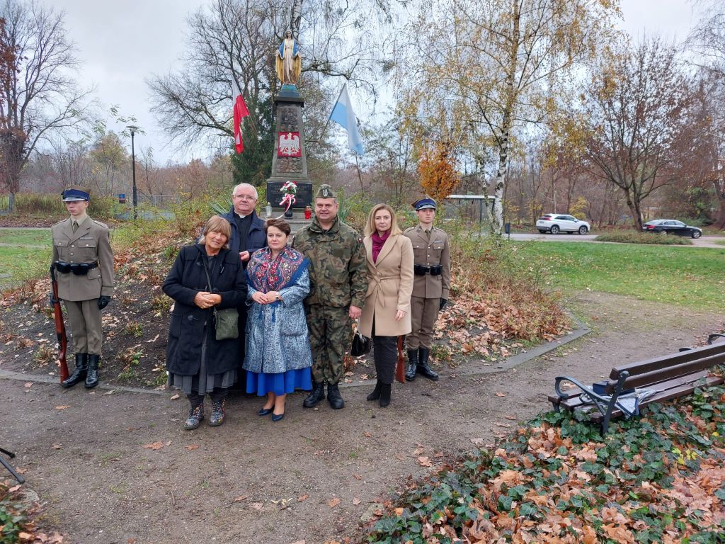 Obchody Święta Niepodległości zorganizowane przez Fundację Nowe Teraz oraz Zespół Szkół im. F. Nansena w Piastowie fot.-1