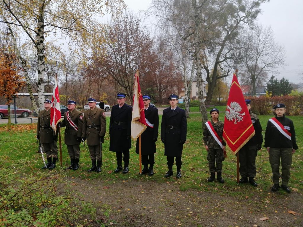 Obchody Święta Niepodległości zorganizowane przez Fundację Nowe Teraz oraz Zespół Szkół im. F. Nansena w Piastowie fot.-12