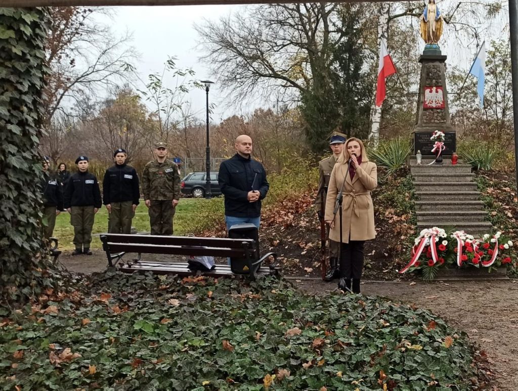 Obchody Święta Niepodległości zorganizowane przez Fundację Nowe Teraz oraz Zespół Szkół im. F. Nansena w Piastowie fot.-6