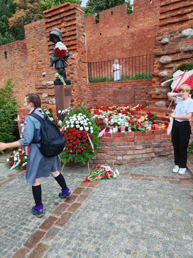 Reprezentacja Fundacji Nowe Teraz na 79. rocznicy wybuchu Powstania Warszawskiego fot-11