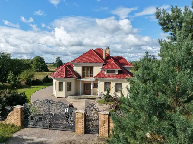 Brama wjazdowa i dom – widok z drona