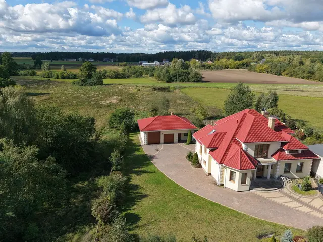 Dom i budynek gospodarczy wśród zieleni