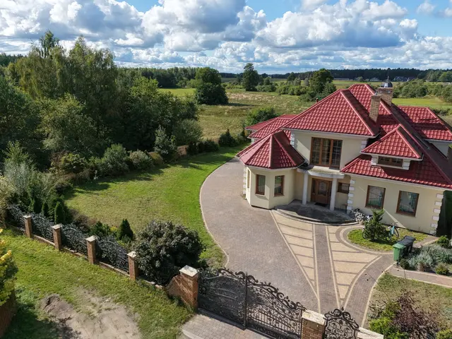 Front domu i ogrodzenie