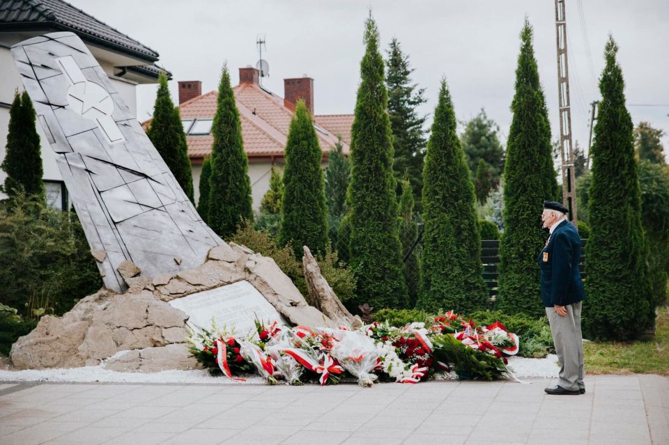 Uroczystość przekazania sztandaru imienia por. Roberta Petersa i por. Josepha Vigny fot.1