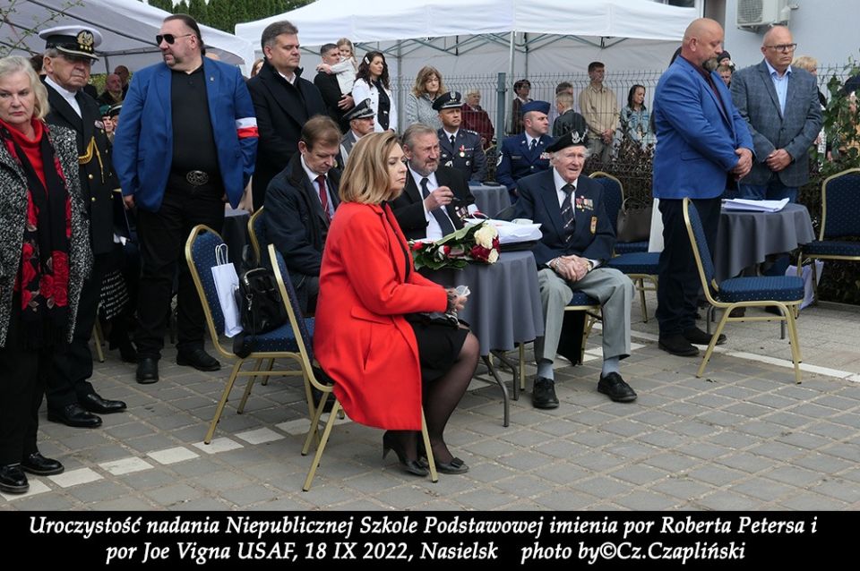 Uroczystość przekazania sztandaru imienia por. Roberta Petersa i por. Josepha Vigny fot.11