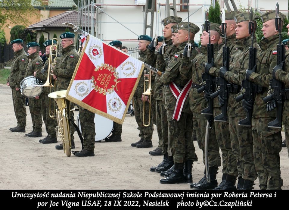 Uroczystość przekazania sztandaru imienia por. Roberta Petersa i por. Josepha Vigny fot.12