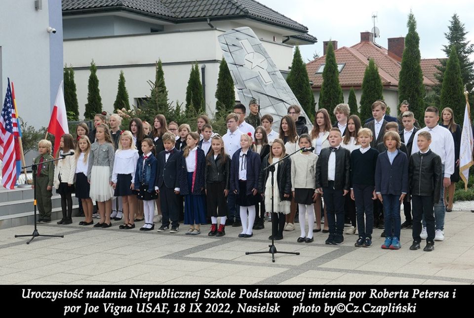 Uroczystość przekazania sztandaru imienia por. Roberta Petersa i por. Josepha Vigny fot.13