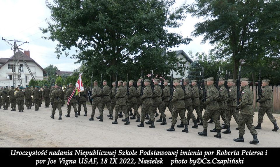 Uroczystość przekazania sztandaru imienia por. Roberta Petersa i por. Josepha Vigny fot.14