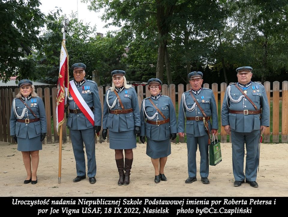 Uroczystość przekazania sztandaru imienia por. Roberta Petersa i por. Josepha Vigny fot.15