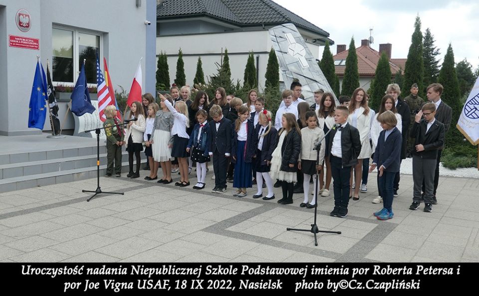 Uroczystość przekazania sztandaru imienia por. Roberta Petersa i por. Josepha Vigny fot.16