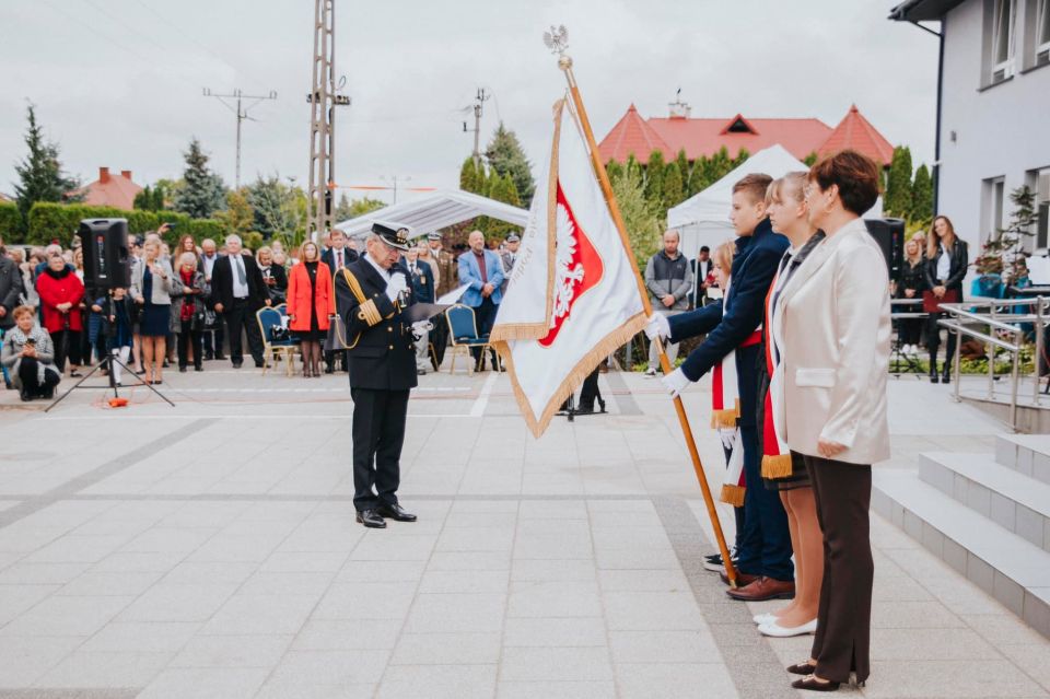 Uroczystość przekazania sztandaru imienia por. Roberta Petersa i por. Josepha Vigny fot.2