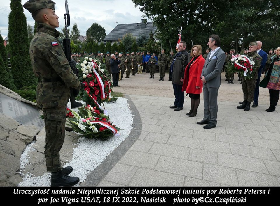 Uroczystość przekazania sztandaru imienia por. Roberta Petersa i por. Josepha Vigny fot.5