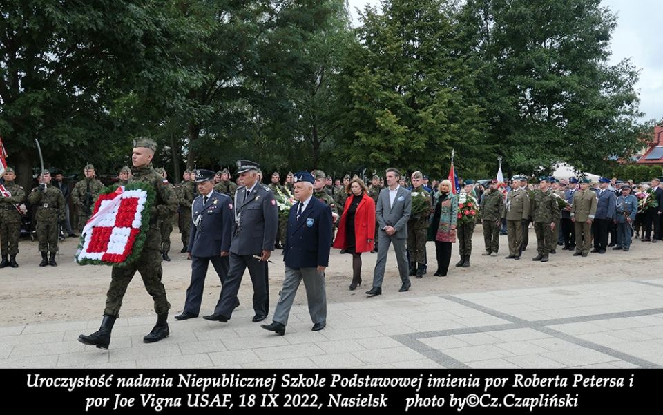 Uroczystość przekazania sztandaru imienia por. Roberta Petersa i por. Josepha Vigny fot.6