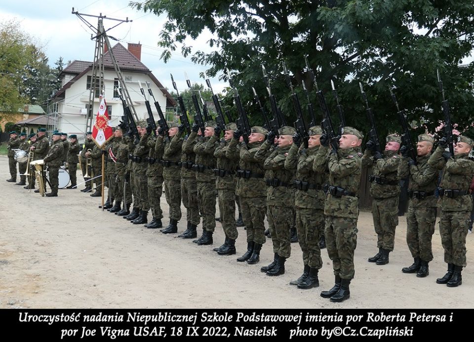 Uroczystość przekazania sztandaru imienia por. Roberta Petersa i por. Josepha Vigny fot.7