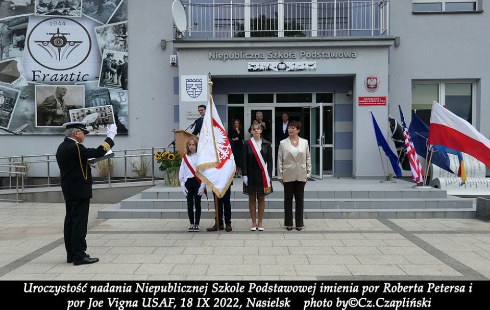 Uroczystość przekazania sztandaru imienia por. Roberta Petersa i por. Josepha Vigny fot.9